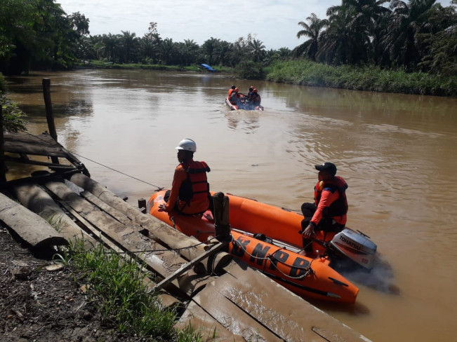 Tim SAR melakukan pencarian terhadap jenazah korban. [Dok SAR Medan]